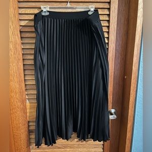 EUC H&M XXL BLACK PLEATED SKIRT